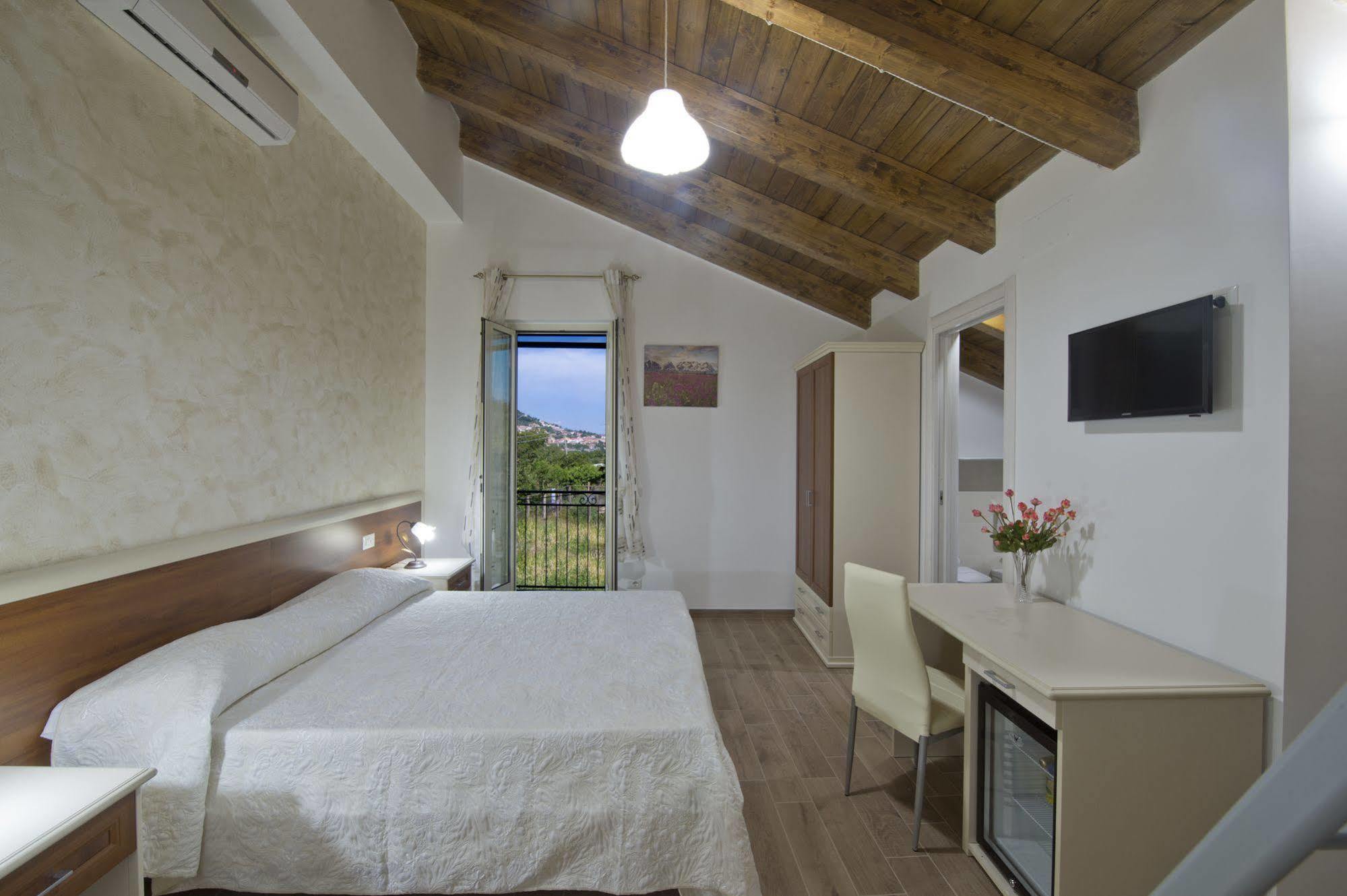 Bed and Breakfast Gli Dei Gemelli Аджерола Экстерьер фото