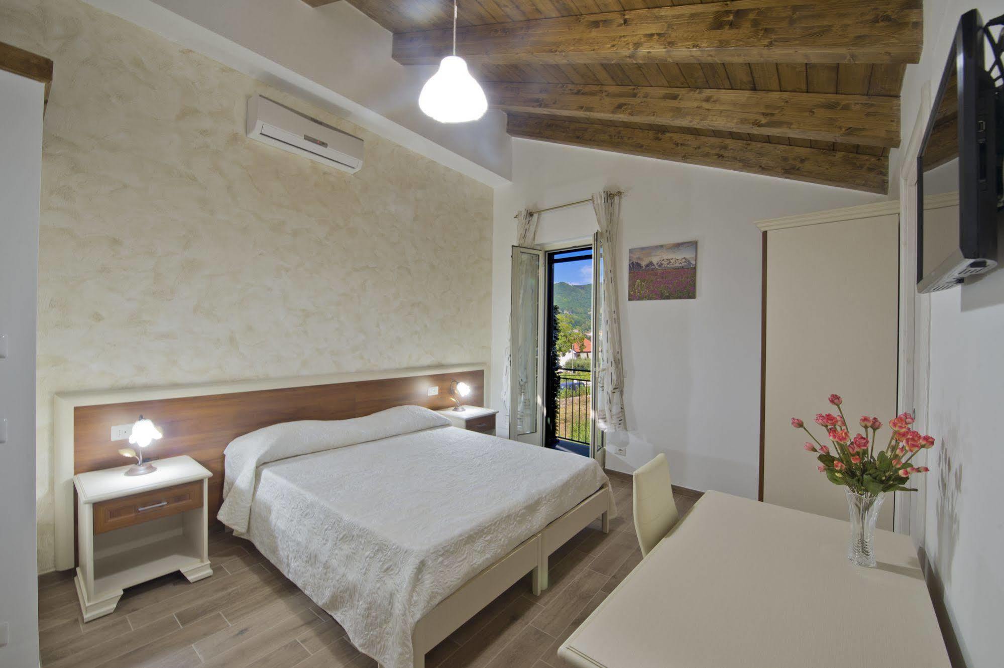 Bed and Breakfast Gli Dei Gemelli Аджерола Экстерьер фото